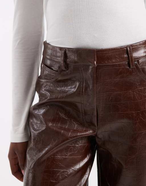 ASOS DESIGN Hose in schmaler, gerader Passform aus Kunstleder in Hellbraun mit Kroko-Prägung, 4 von 5