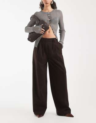 ASOS DESIGN - Hose in Schokobraun mit Bundfalten und niedrigem Bund-Grau