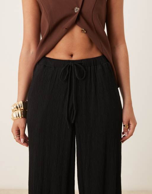 ASOS DESIGN – Hose in Schwarz mit Knitterstruktur, weitem Bein und Kordelzugbund, 4 von 5