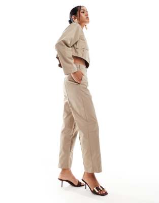 Thumbnail - ASOS DESIGN - Hose in Steinbeige mit schlichter Vorderseite und abgerundetem Beinschnitt, Kombiteil-Neutral