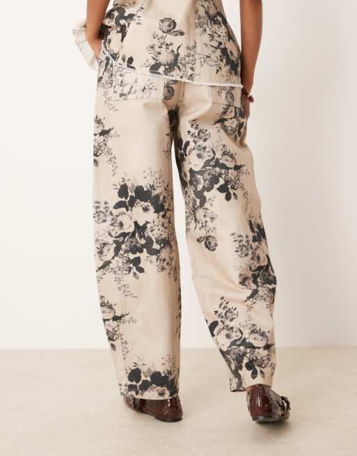 ASOS DESIGN – Hose in Taupe mit Blumenmuster und weitem, abgerundetem Bein, 3 von 5
