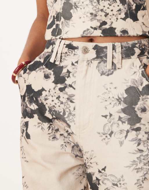 ASOS DESIGN – Hose in Taupe mit Blumenmuster und weitem, abgerundetem Bein, 4 von 5