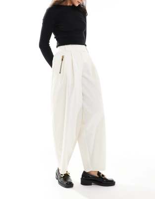 ASOS DESIGN - Hose in Wollweiß mit abgerundetem Beinschnitt und Reißverschlussdetail