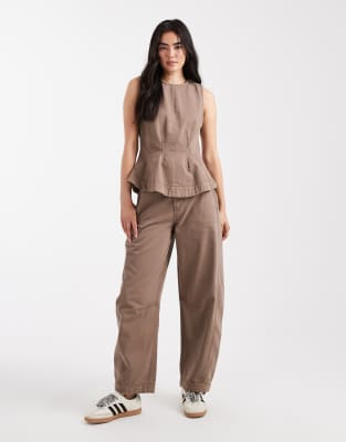 ASOS DESIGN - Hose mit abgerundetem Bein in verwaschenem Taupe-Grau mit Kontrastnähten, Kombiteil