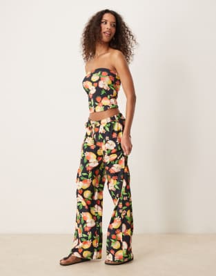 ASOS DESIGN - Hose mit weitem Bein und Früchte-Print, Kombiteil-Schwarz