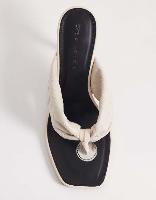 ASOS DESIGN – Hot-Stuff – Geflochtene Sandalen in Wollweiß mit Zehensteg und Absatz, 2 von 4