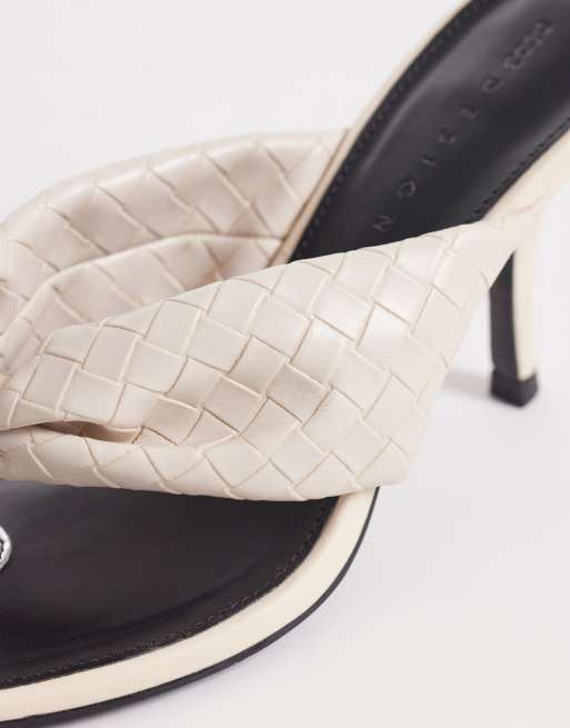ASOS DESIGN – Hot-Stuff – Geflochtene Sandalen in Wollweiß mit Zehensteg und Absatz, 3 von 4
