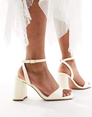 ASOS DESIGN - Hotel - Filigrane Sandalen mit Satin in Elfenbein und Blockabsatz-Weiß