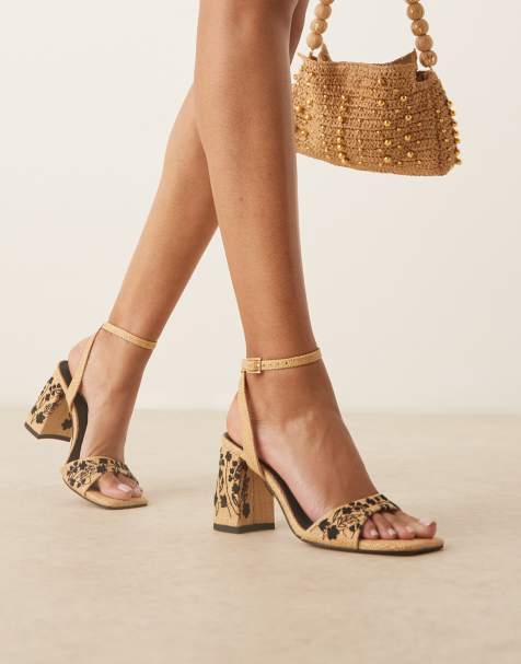 ASOS DESIGN – Hotel – Ljusbeige, broderade remsandaler med smala remmar och blockklack - view 1