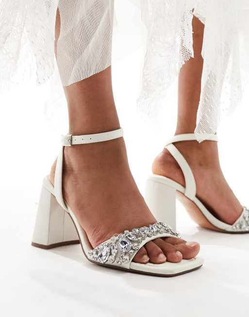 ASOS DESIGN – Hotel – Minimalistyczne sandały z kryształkami na obcasie klockowym w kolorze kości słoniowej