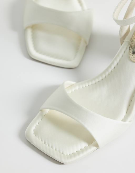 ASOS DESIGN – Hotel – Vita barely there-sandaler i satin med blockklack, 3 av 4