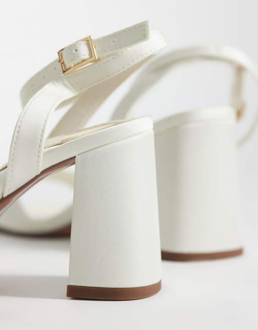 ASOS DESIGN – Hotel – Vita barely there-sandaler i satin med blockklack, 4 av 4
