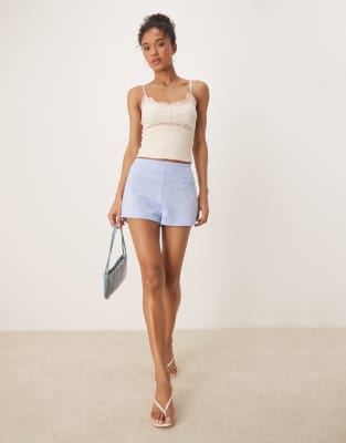 ASOS DESIGN - Hotpants aus neoprenartigem Stoff in Hellblau
