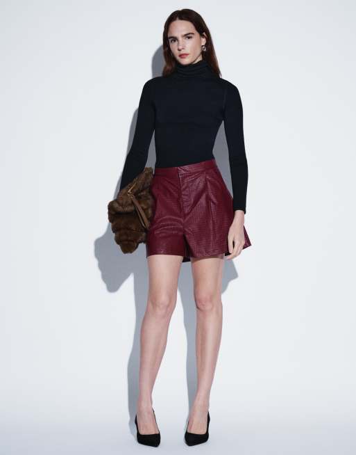 ASOS DESIGN Hotpants in Lederoptik in Burgunderrot, 2 von 5