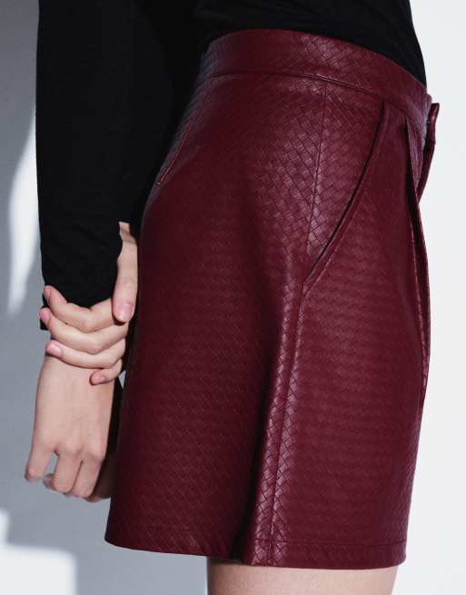 ASOS DESIGN hotpants-shorts i läderlook med fin passform i vinröd, 5 av 5