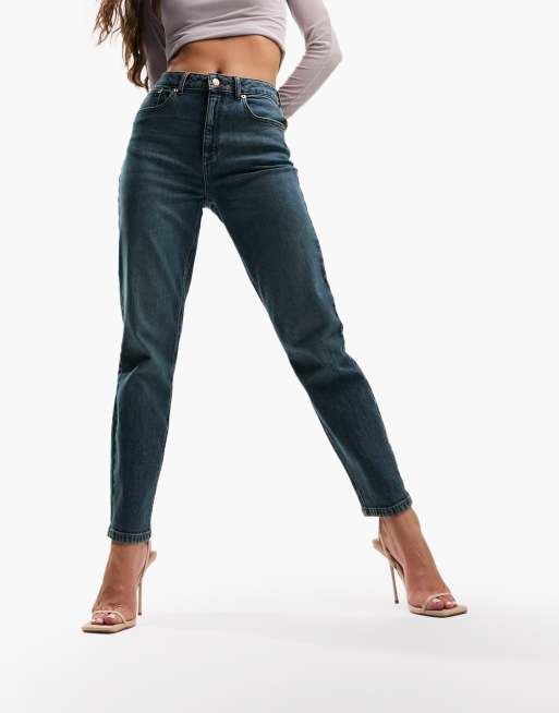 ASOS DESIGN Hourglass – Bequeme Mom-Jeans in Mittelblau mit schmalem Schnitt