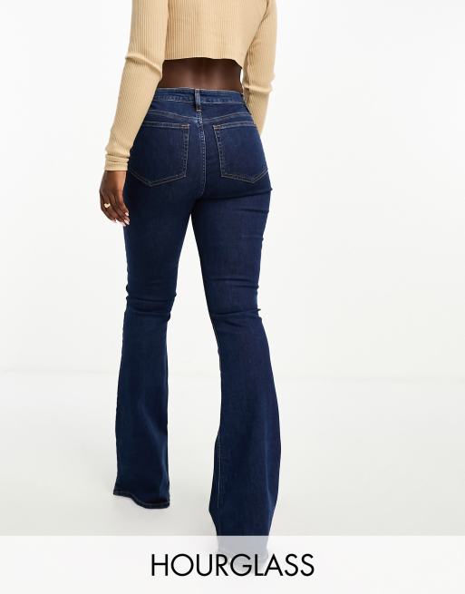 ASOS DESIGN Hourglass – Ciemnoniebieskie bardzo elastyczne jeansy dzwony o kroju podkreślającym sylwetkę