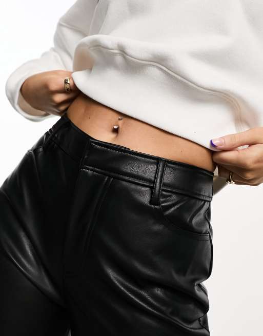 ASOS DESIGN Hourglass – Czarne spodnie z prostymi nogawkami z imitacji skóry, 4 z 4