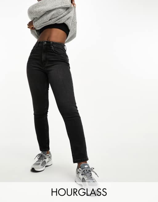 ASOS DESIGN Hourglass – Czarne wygodne mom jeans o dopasowanym kroju z efektem sprania