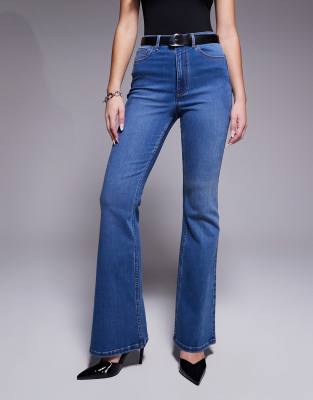 ASOS DESIGN Hourglass - Figurformende Schlagjeans in mitteldunkler Waschung mit Power-Stretch-Blau