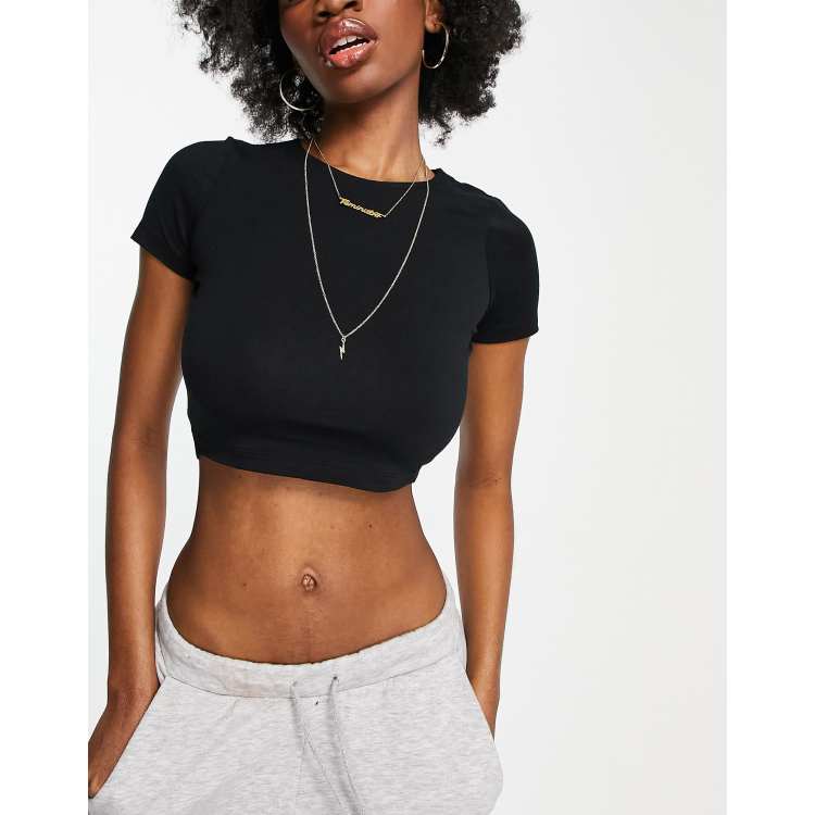 Woman Wearing Black Crew-neck Crop-top and Black High-waist Fitted Leggings  · Free Stock Photo