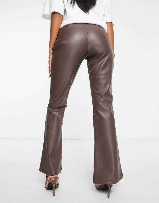 ASOS DESIGN Hourglass - Flare-broek van imitatieleer met stretch in chocoladebruin, 2 van 4