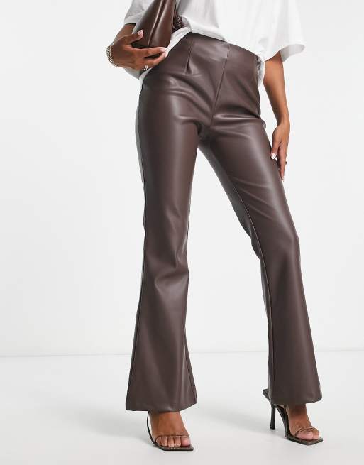 ASOS DESIGN Hourglass - Flare-broek van imitatieleer met stretch in chocoladebruin, 3 van 4
