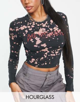 ASOS DESIGN Hourglass – Gebleichtes, langärmliges Oberteil mit „Bad Influence“-Grafik
