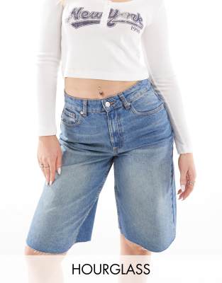 ASOS DESIGN Hourglass - Lange Baggy Jeans-Jorts in verwaschenem Mittelblau