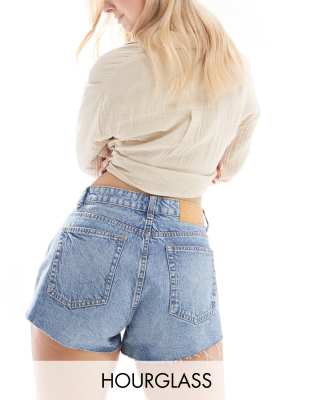 ASOS DESIGN Hourglass - Locker geschnittene Jeansshorts in verwaschenem Mittelblau