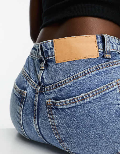 ASOS DESIGN Hourglass – Locker geschnittene Mom-Jeans in Mittelblau mit hohem Bund, 3 von 5