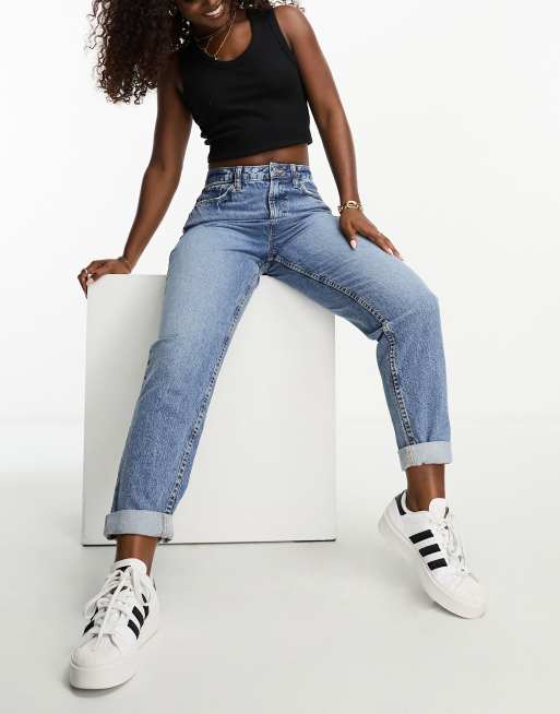 ASOS DESIGN Hourglass – Locker geschnittene Mom-Jeans in Mittelblau mit hohem Bund, 4 von 5