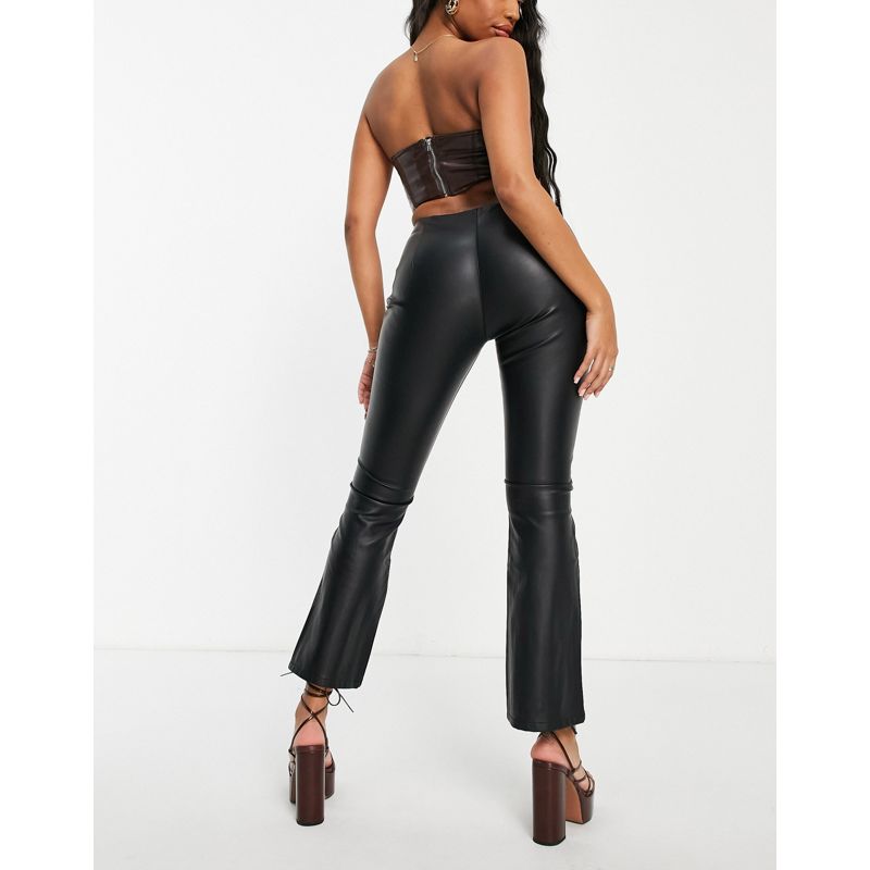 Donna Pantaloni e leggings DESIGN Hourglass - Pantaloni a zampa in pelle sintetica nera a vita bassa con cuciture 