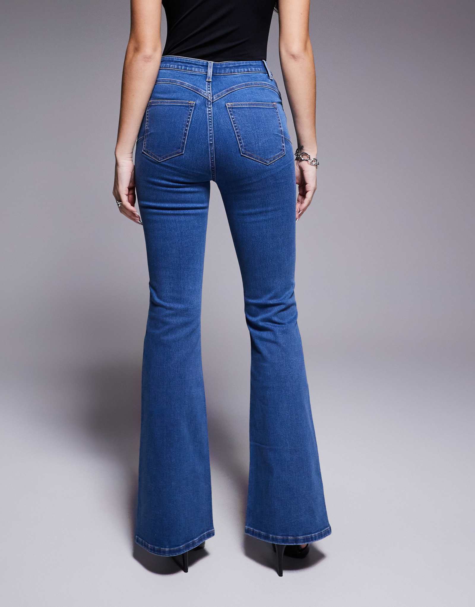 Джинсы-клеш ASOS DESIGN Hourglass power stretch sculpt темного цвета со средней степенью стирки