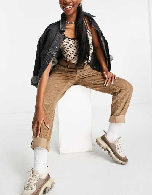 ASOS DESIGN Hourglass - Sandfarvede højtaljede løstsiddende mom-jeans i fløjl, 4 af 4