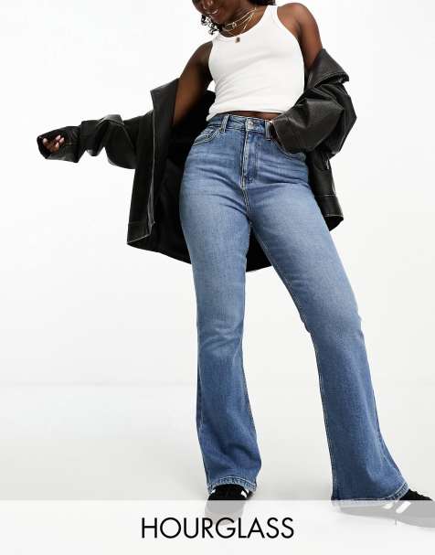 ASOS DESIGN Hourglass – Schlagjeans in Mittelblau mit mittelhohem Bund - view 1