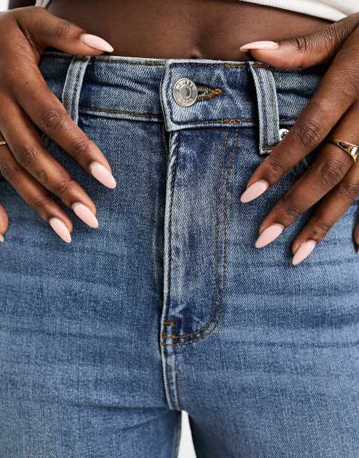 ASOS DESIGN Hourglass – Schlagjeans in Mittelblau mit mittelhohem Bund, 5 von 5