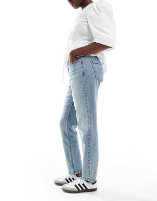 Hourglass - Schmal geschnittene Mom-Jeans in Mittelblau Blau W32 L34