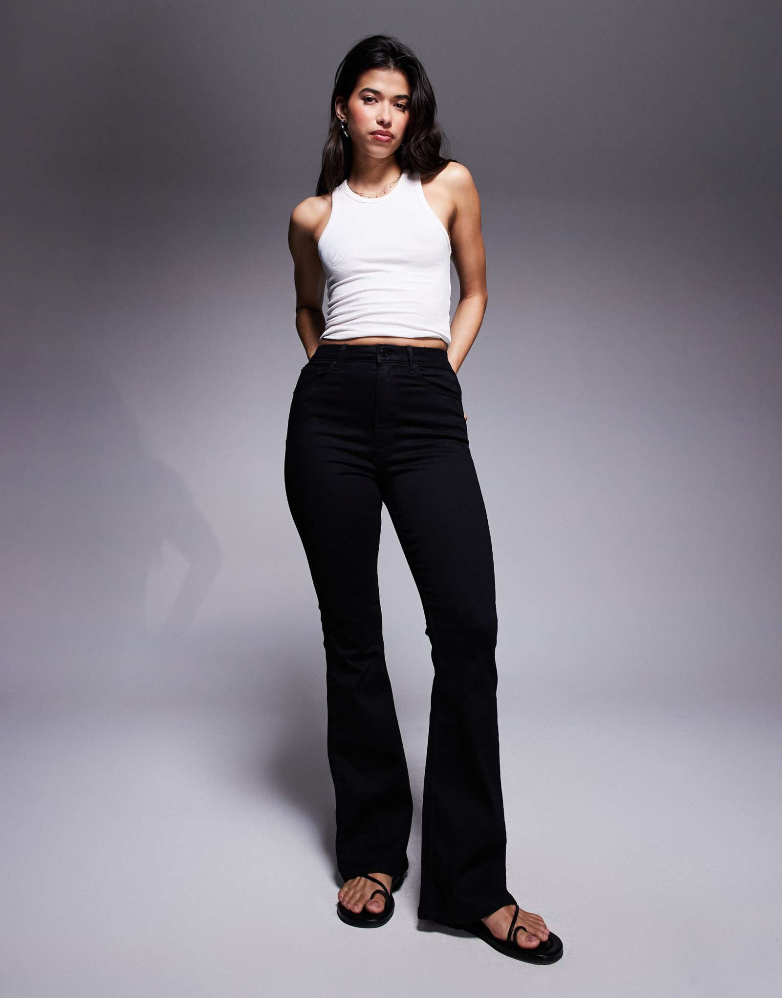 ЧЕРНЫЕ расклешенные джинсы ASOS DESIGN Hourglass со скульптурным рисунком в виде песочных часов
