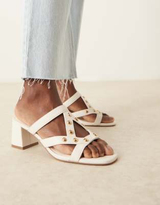 ASOS DESIGN - Howdy - Mittelhohe Mules in Wollweiß mit Nietenverzierung, Riemchendesign und Absatz