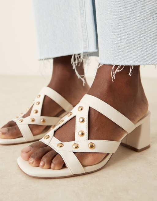 ASOS DESIGN – Howdy – Mule z paskami z ćwiekami, na średnim obcasie, w kolorze złamanej bieli