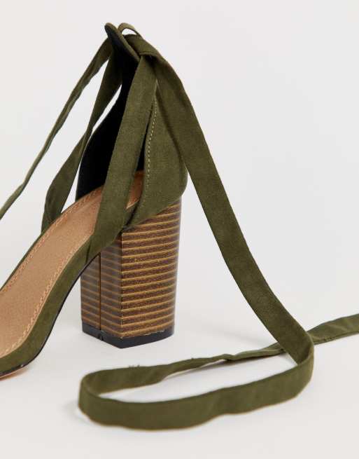 ASOS DESIGN - Howling - Sandalen met hak, strikbanden en brede pasvorm in kaki, 2 van 4
