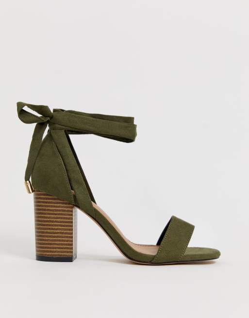 ASOS DESIGN - Howling - Sandalen met hak, strikbanden en brede pasvorm in kaki, 4 van 4