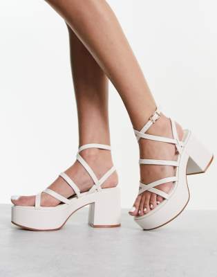 ASOS DESIGN - Hoxton - Sandalen in Wollweiß mit mittelhohem Absatz und dicker Plateausohle