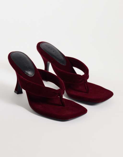 ASOS DESIGN Huddle padded toe thong heeled sandals in berry velvet, 3 of 5