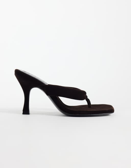 ASOS DESIGN Huddle sandaler med hæl, polstret tårem og i chokoladevelour, 2 af 4
