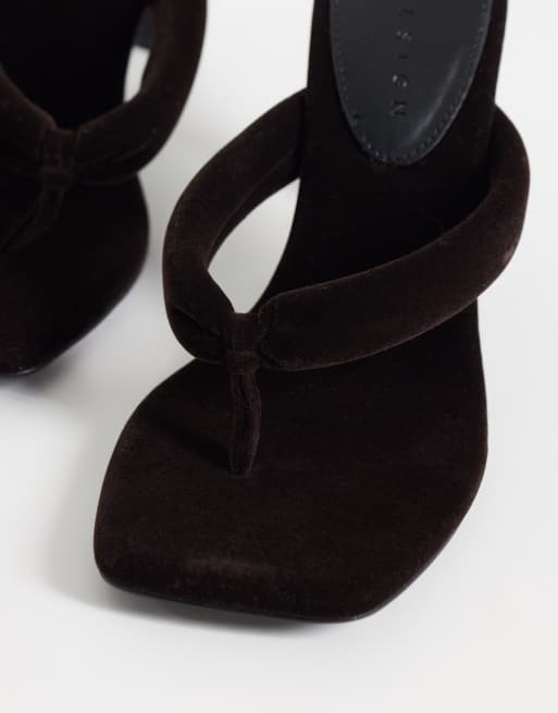 ASOS DESIGN Huddle sandaler med hæl, polstret tårem og i chokoladevelour, 3 af 4