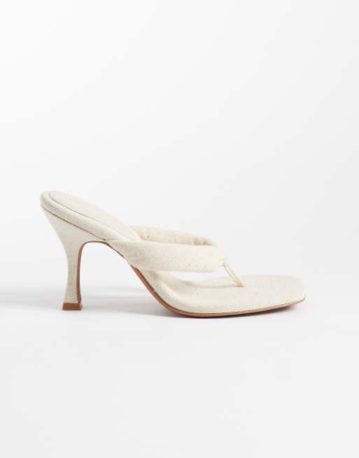 ASOS DESIGN - Huddle - Sandalias de dedo beis de tacón con diseño acolchado de lino, 2 de 4