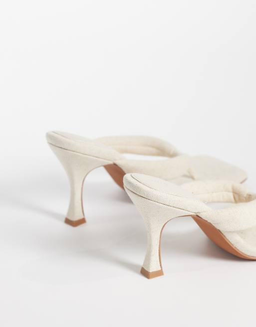ASOS DESIGN - Huddle - Sandalias de dedo beis de tacón con diseño acolchado de lino, 4 de 4