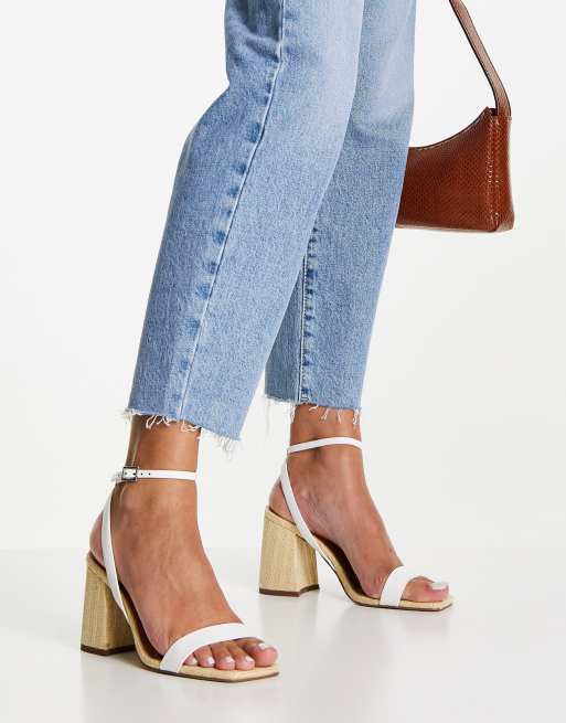 ASOS DESIGN – Hudson – Vita/beige klacksandaler i barely there-design med blockklack